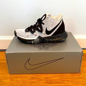 Kyrie 5 “oreo” size 7